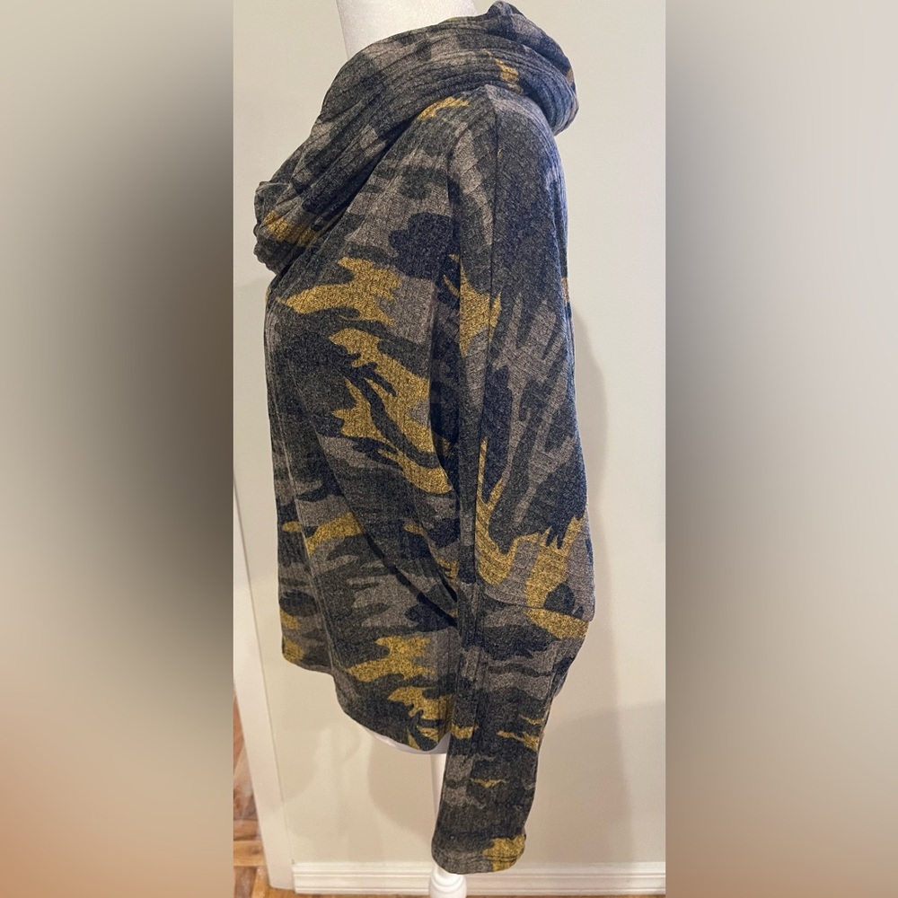 Green Camo Print, Cowl Neck Lace Up Back Top Size Medium Made In USA - Picture 5 of 6